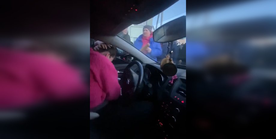 Космач, толпа, нападение, избиение, мобилизация, ТЦК, война, фото