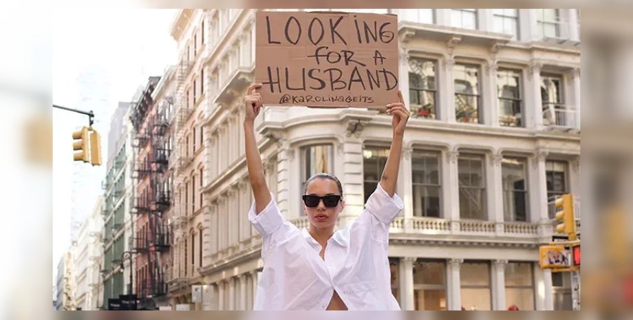 Женщина с плакатом "Ищу мужа", актриса, модель, блогер, девушка ищет вторую половинку, знакомства, соцсети, плакат, табличка