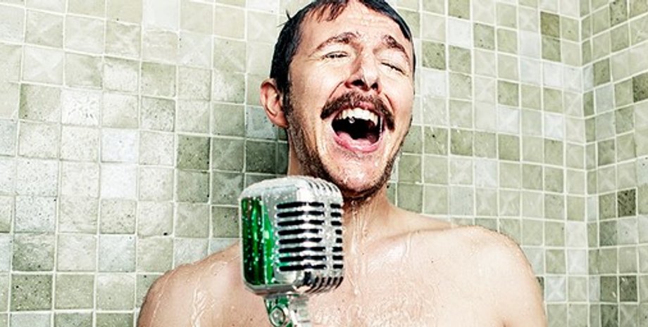 чоловік співає душ