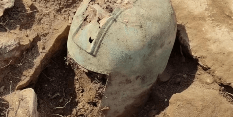 артефакт, археологи, археологія, розкопки, Хорватія, шолом, знахідка, могила, поховання, споруда, влада, статус, звичаї, предмет, громада