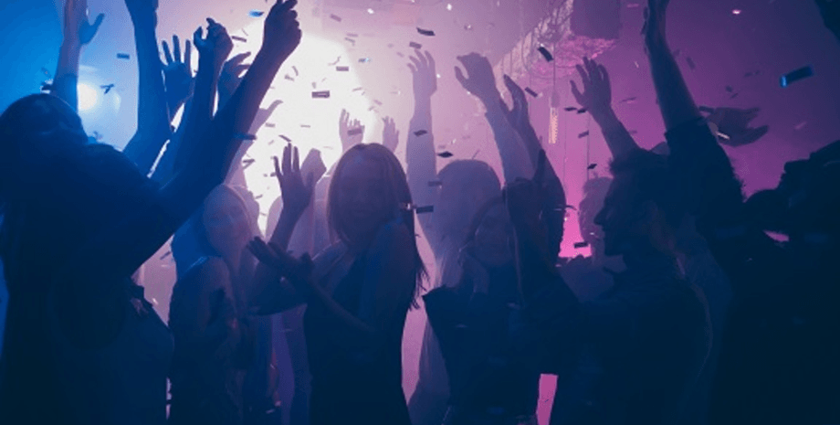 Нічний клуб, розкішний курорт, дорогий клуб, танці в клубі, розкішний відпочинок, злодій відпочивав у клубах, крав гроші, листоноша викрав 1,6 мільйона доларів