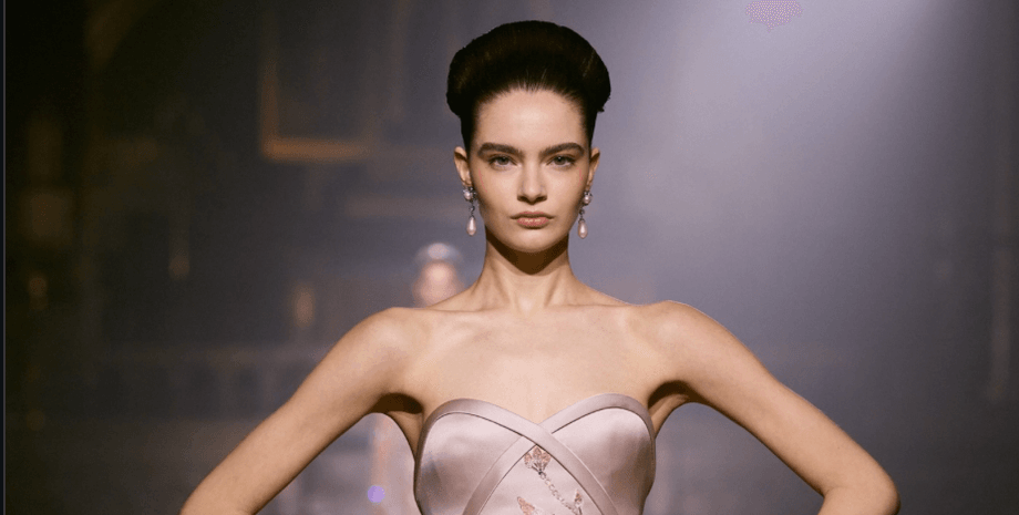 украинская модель Вера Бошкова открыла показ от кутюр в париже