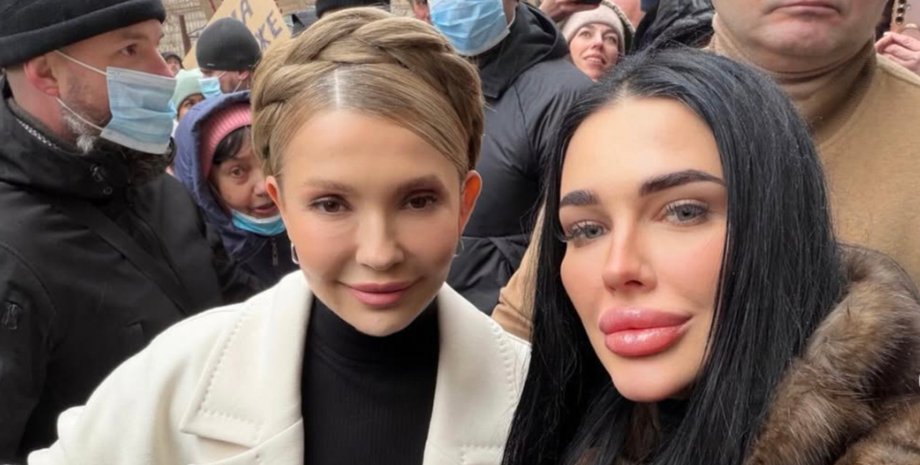 Юлия Тимошенко фотографируется с Марией Тихой среди сторонников во время судебного заседания