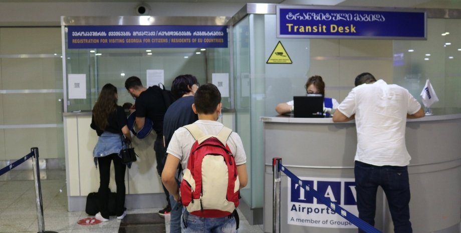 аэропорт Тбилиси, грузинские пограничники, крымчан не пускают в Грузию, паспорта крымчан