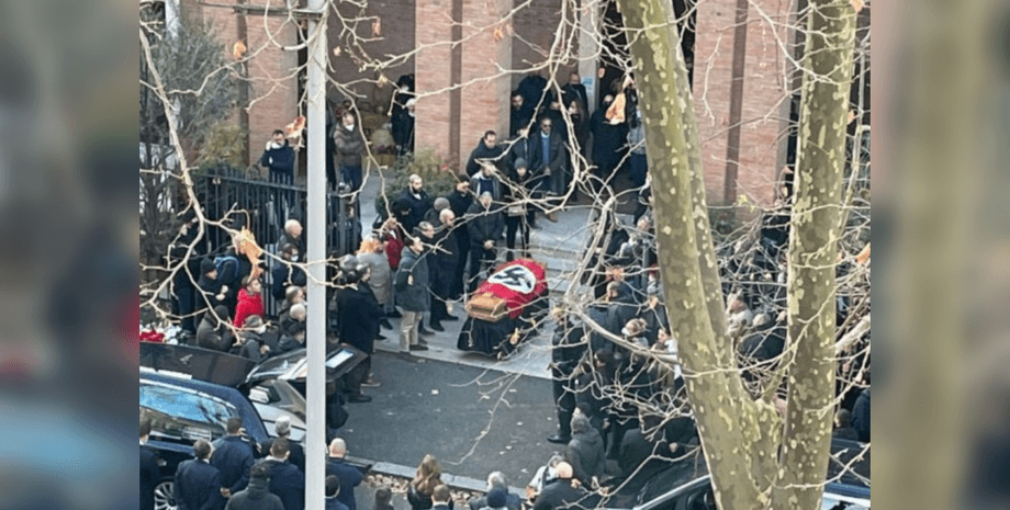 Труна зі свастикою