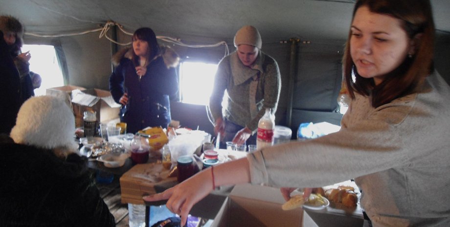 В палатке помощи пострадавшим люди могут получить психологическую помощь, горячий чай и бутерброды
