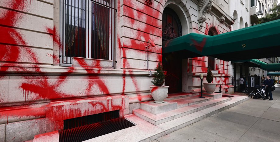 консульство россии в нью-йорке, российское консульство, консульство облили краской, полиция нью-йорка