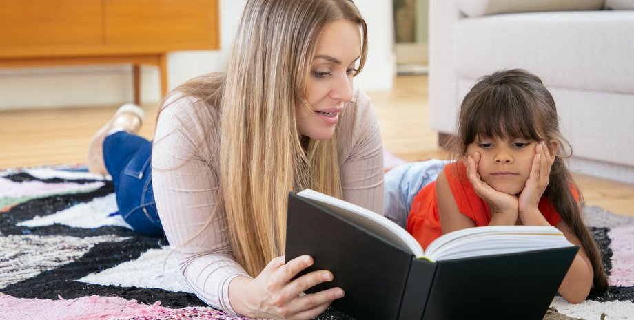 Мама з донькою, сім'я, дитина, дівчинка читає книжку, рідкісне ім'я, незвичайне ім'я дівчинки, мати вибрала рідкісне ім'я,