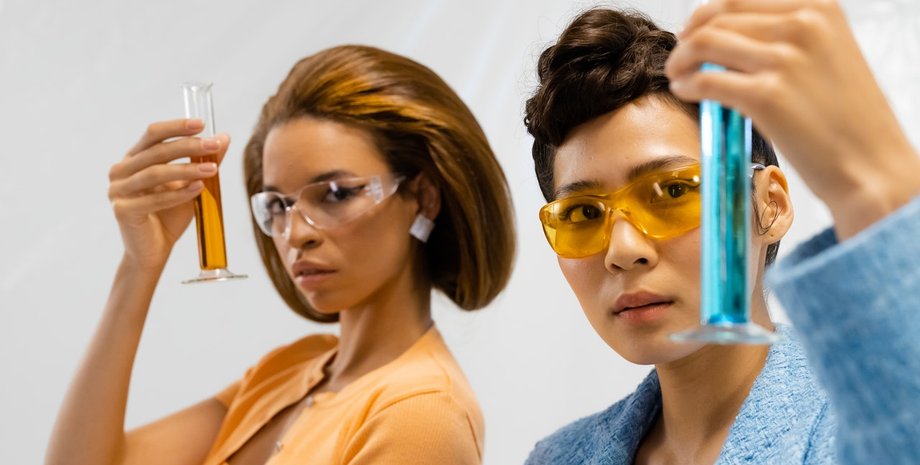 дівчата з пробірками