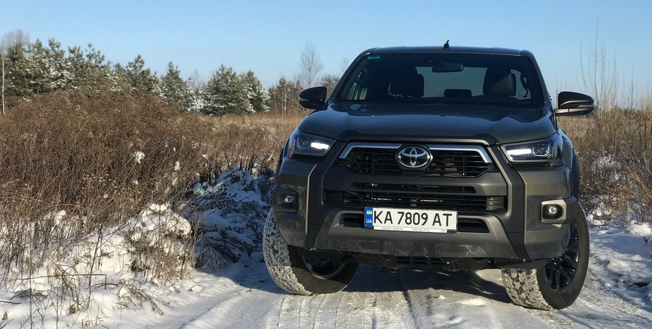 пикап Toyota Hilux, пикап Тойота Хайлакс внешность, Toyota Hilux вид спереди, пикап Toyota Hilux экстерьер, пикап зимой