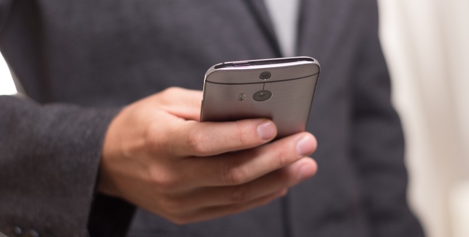 людина з телефоном інтернет з'єднання Android смартфон