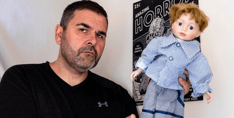 Одержимая кукла, кукла, игрушка, кукла Норманд, Чакки, пытается навредить семье, жутка кукла, кукла дочери, фильм ужасов