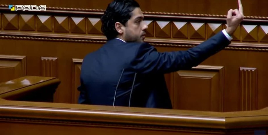 Гео Лерос назвал Зеленского предателем и показал ему средний палец