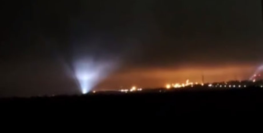 горить після атаки дронів у Саратові