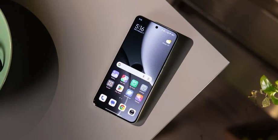 телефон на столе новые смартфоны вторая половина 2025 года