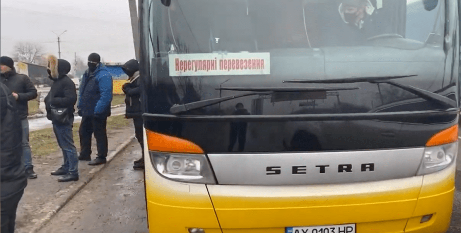 задержанный автобус с титушками, остановленный автобус в песочине