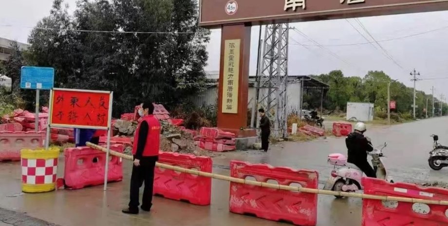 Населенные пункты блокируют въезды. Фото: Photo: Handout