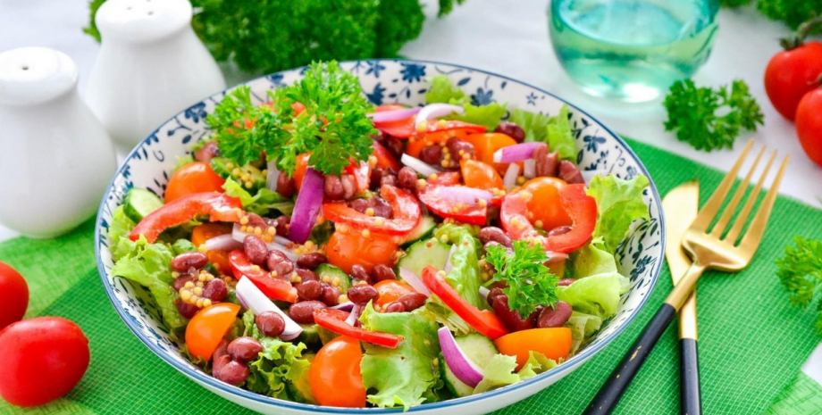 салат с фасолью салат, фасоль, огурцы, помидоры, болгарский перец, зелень, еда, блюдо, столовые приборы