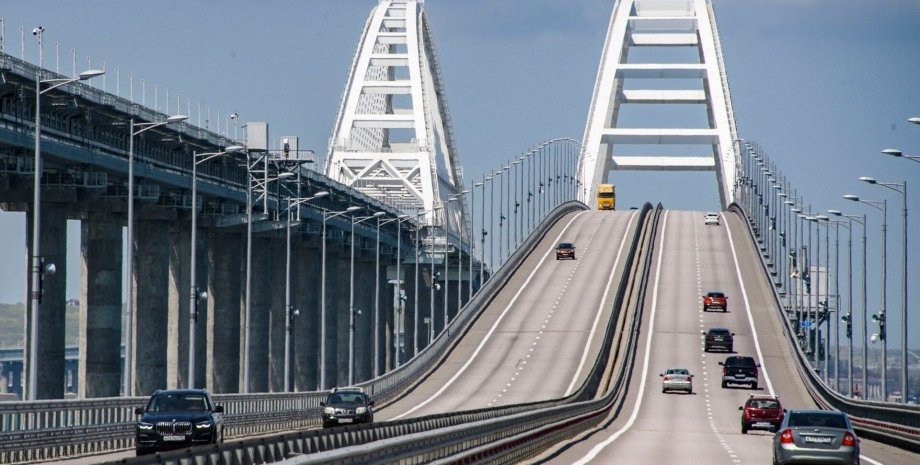 На Крымском мосту перекрыли проезд для легковых автомобилей