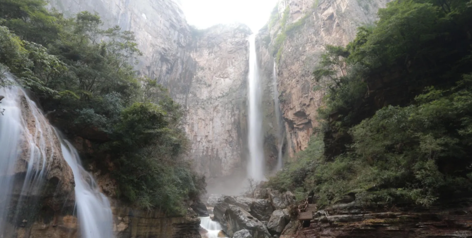 Самый высокий водопад в Китае, водопад, труба с водой, горы, ландшафт, любимое место туристов,