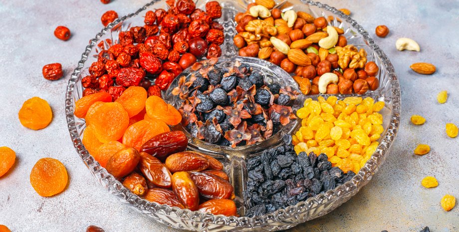 Сухофрукты на тарелке
