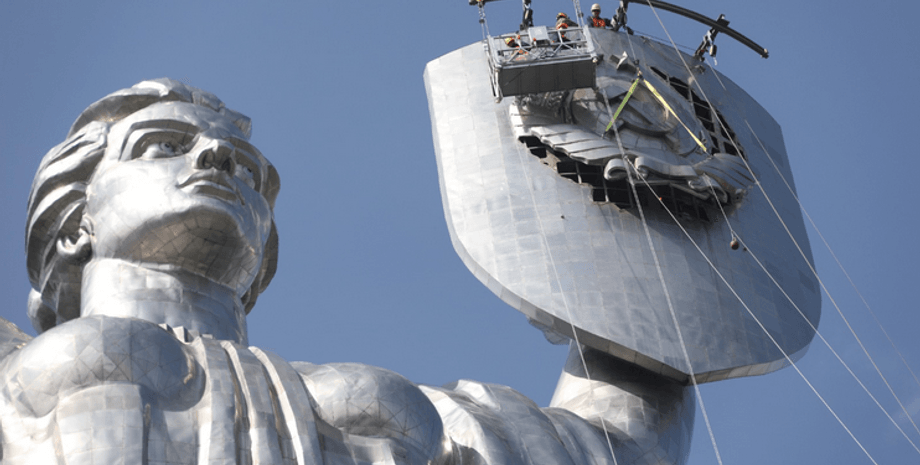 монумент Батьківщина-Мати, демонтаж герба СРСР