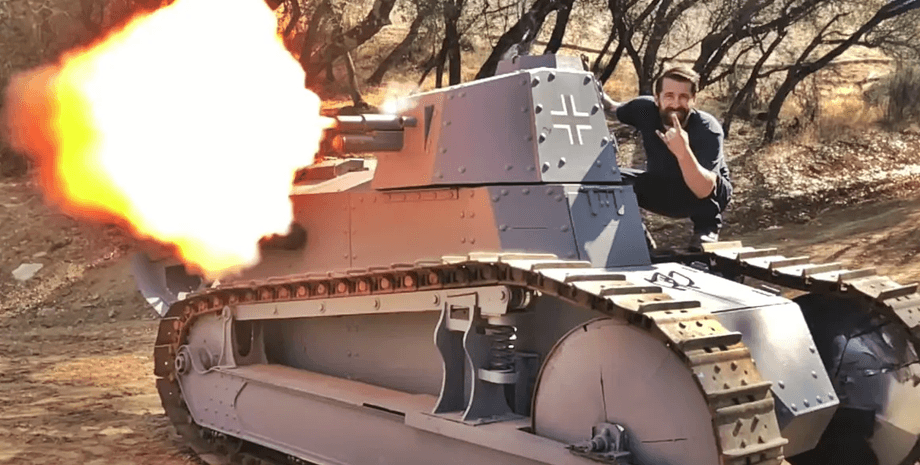 Чоловік зібрав танк своїми руками, FT-17, танк, бойова техніка, серійний танк, зробив своїми руками, дуло танка, танк у дворі