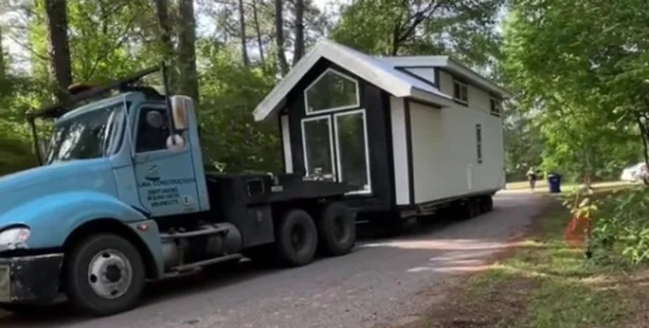Крихітний будинок на колесах перевозять вантажівкою до місця встановлення у США
