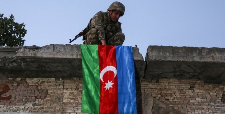 Азербайджанские солдаты обезглавливают армянского старика, отрезают голову, отрезать голову