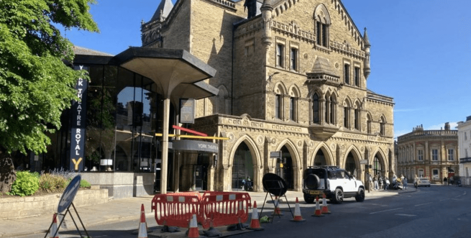 Посреди британского города нашли вход в в средневековую больницу Посреди британского города нашли вход в в средневековую больницу после обвала дороги