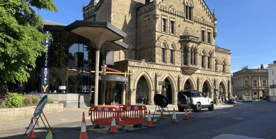 Посреди британского города нашли вход в в средневековую больницу после обвала дороги