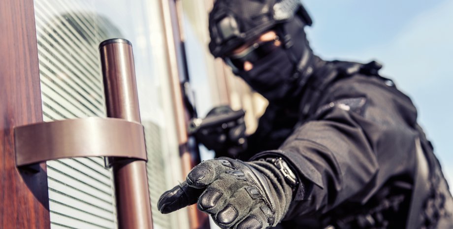 Податкова і маски-шоу