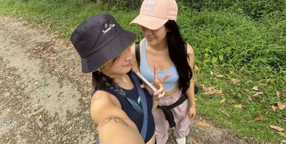 Туристки побачили на дорозі живу змію, коли позували для фото, дивна історія у Сінгапурі, приколи, курйози