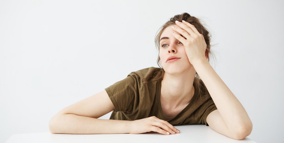 Уставшая девушка