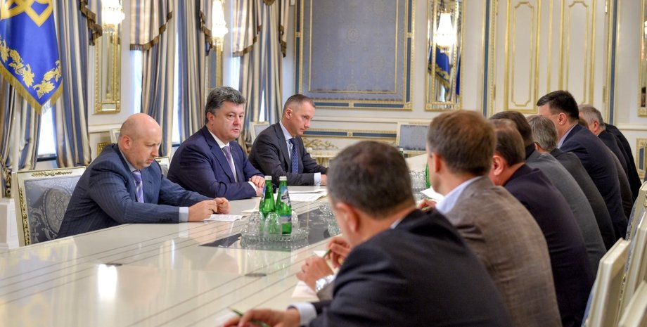Петр Порошенко на встрече с лидерами парламентских фракций / Фото пресс-службы президента