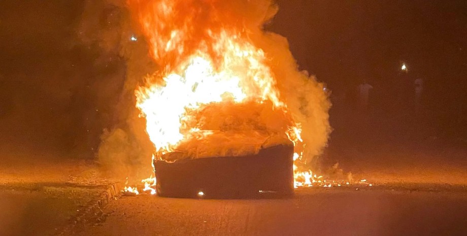 Tesla Model S Plaid сгорела в США
