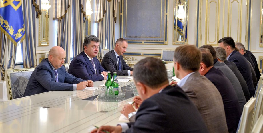 Петр Порошенко на встрече с лидерами парламентских фракций / Фото пресс-службы президента