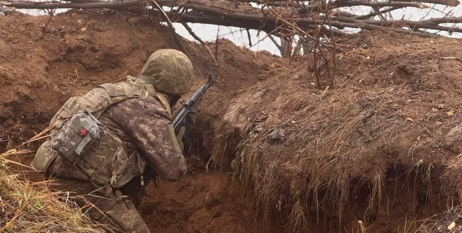 Les assauts sont assistés par des unités d'infanterie de l'ennemi avec le soutie...