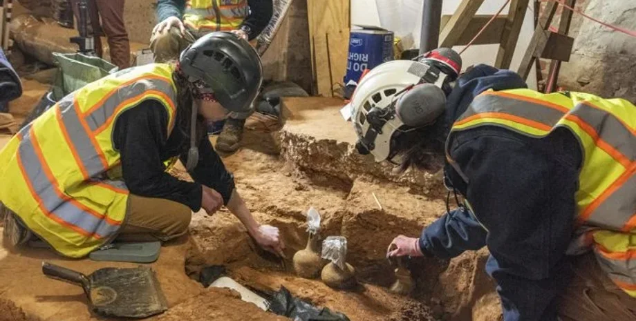 археология, Особняк Джорджа Вашингтона, Стеклянные бутылки 18 века, история, Археологическая находка, Аромат вишневого цвета, Сохранившиеся вишни, Отцы-основатели