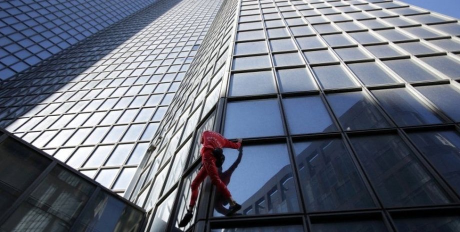 Ален Робер альпинист экстремал человек-паук Париж небоскреб Tour TotalEnergies