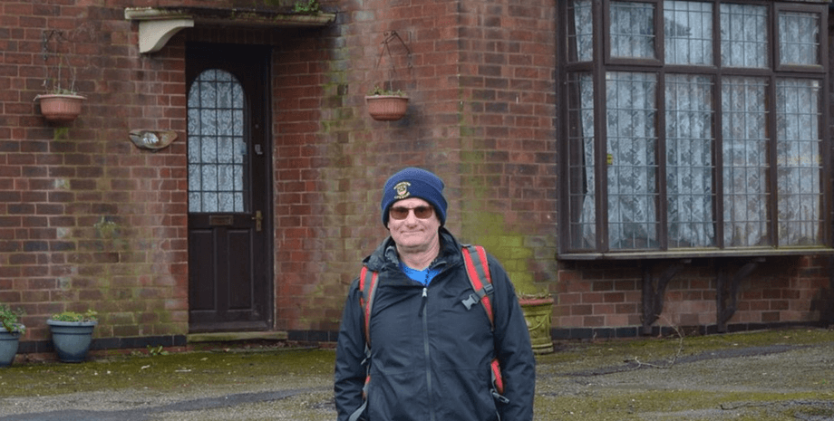 Мужчина зарабатывает на заброшенных домах, процент от сделки, пустующие дома, пустующие здания, бывший полицейский