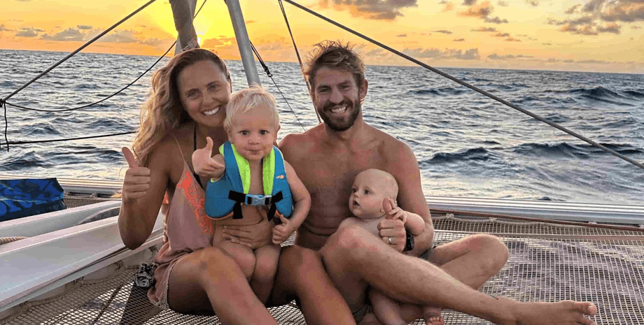 Семья живет на яхте, Рождество на яхте, семья превращает яхту в праздничный дом, рождество под парусами, традиционное рождество