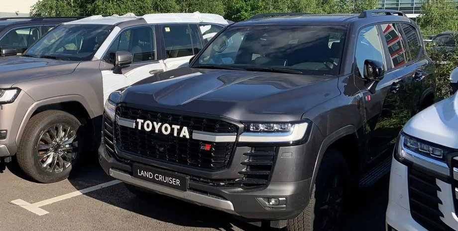 Засвітилася спортивна версія позашляховика Toyota Land Cruiser 300 GR Sport.