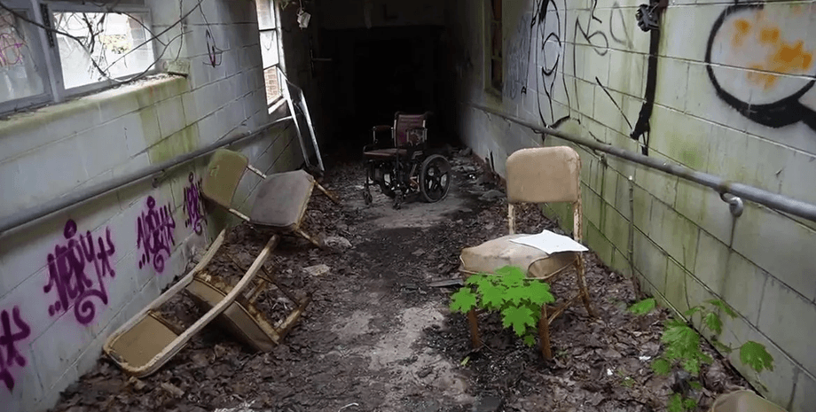 Заброшенная клиника в США, психиатрическая лечебница, клиника, заброшенное здание, жуткая игрушка, напугало людей, были не одни