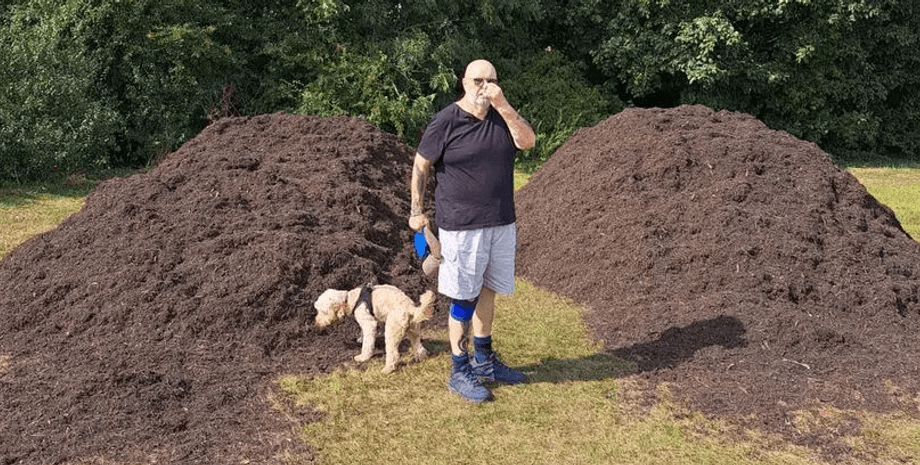 Кучи навоза, навоз, удобрение, поле рядом с домом, высыпали навоз рядом с жильем, тысячи мух, 20 тонн навоза, пенсионеры