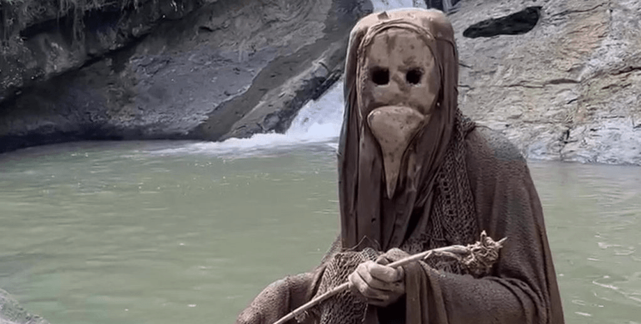 Плем'я з Папуа-Нової Гвінеї, плем'я Wii Towai, найнебезпечніше плем'я, охороняє священний водоспад, традиції племені, незвичайне вбрання