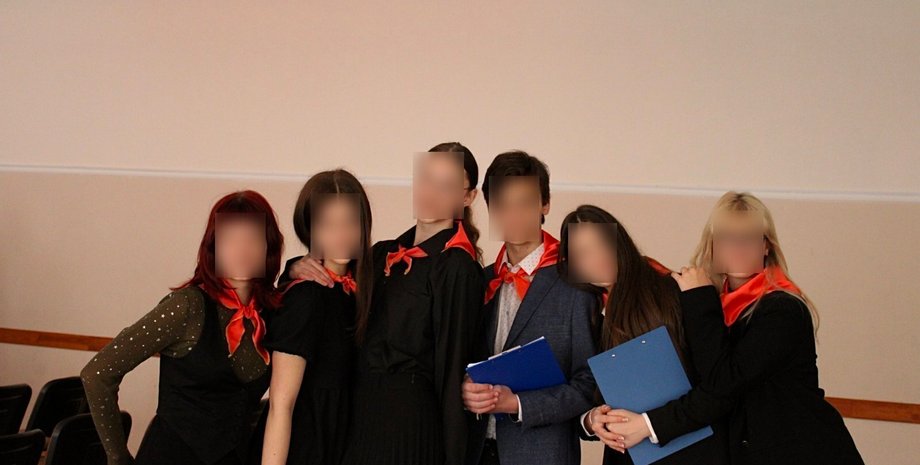 Школьники, коралловые галстуки,