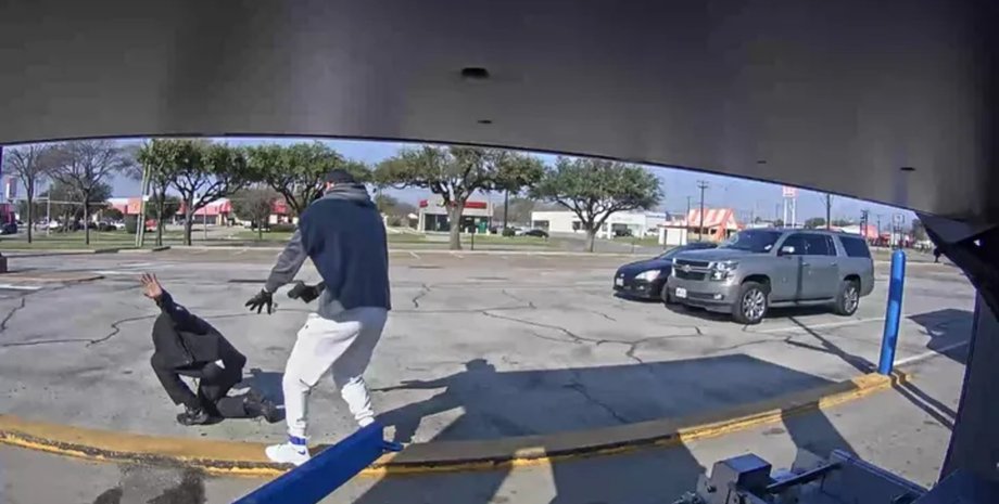 Мужчина ограбил охранника, ограбление, курьезное ограбление, снял штаны, банкомат, охранник, деньги, полиция, грабитель