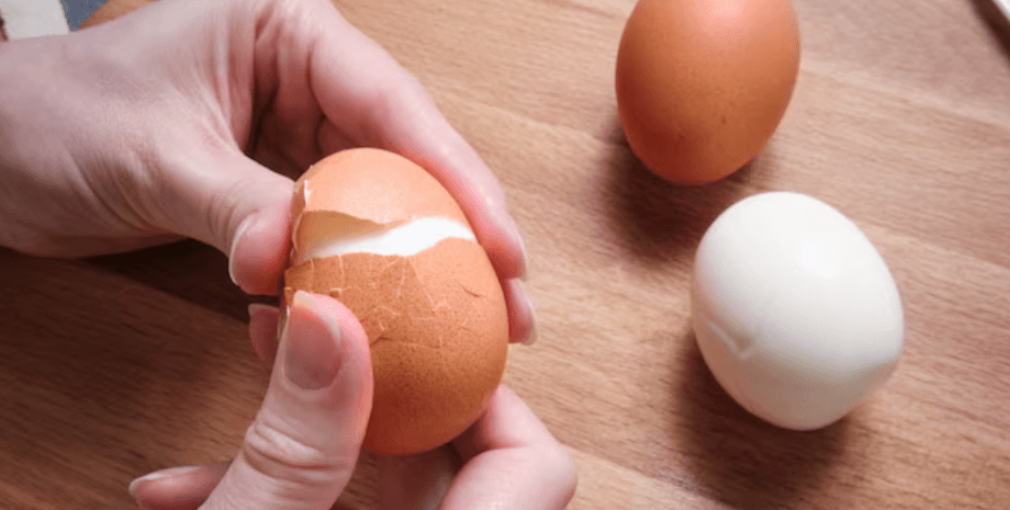 Женщина впитывает вареное яйцо