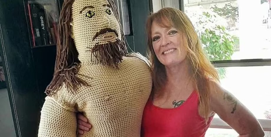 Женщина продает куклы, кукла Джейсона Момоа, начала свой бизнес, скучала за парнем, вязание крючком, одна дома, соцсети